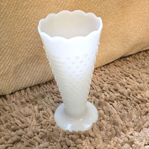 Vintage‎ Anchor Hocking Large Hobnail Milk Glass Vase - Picture 1 of 6